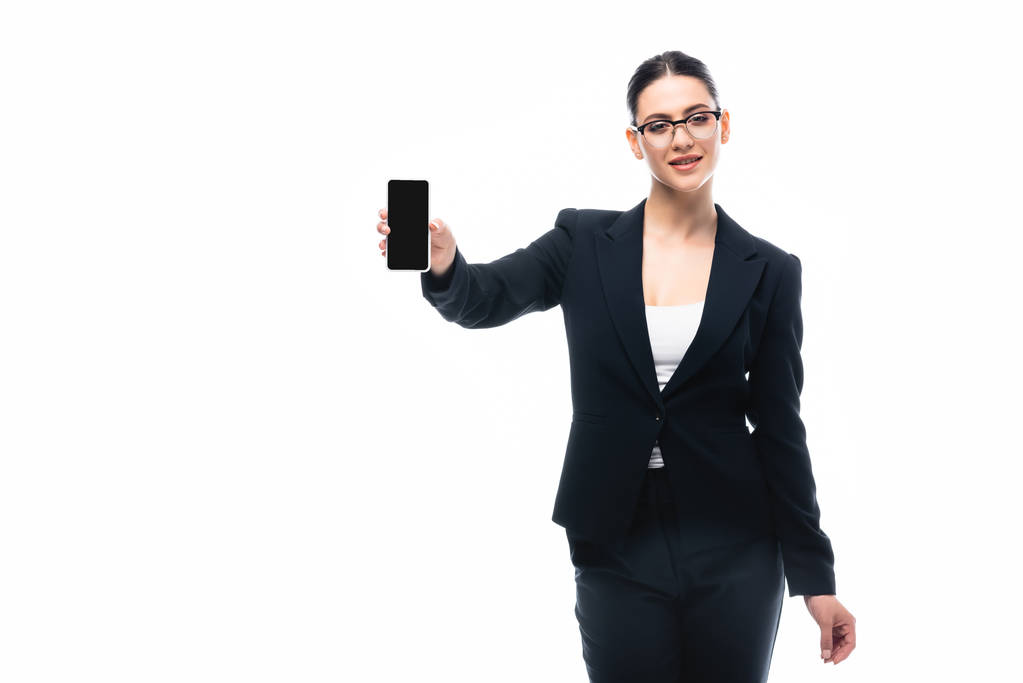 vonzó üzletasszony bemutató okostelefon üres képernyő elszigetelt fehér - Fotó, kép