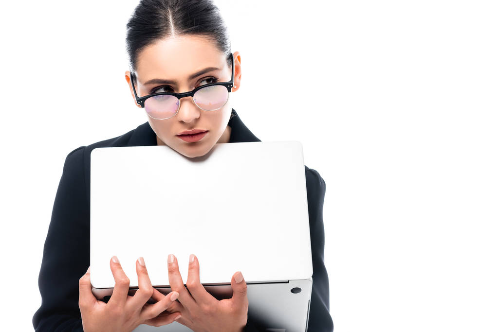 attrayant, femme d'affaires réfléchie dans des lunettes tenant ordinateur portable isolé sur blanc
 - Photo, image