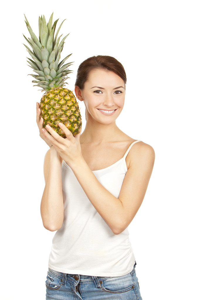mooie brunette bedrijf pineappl - Foto, afbeelding