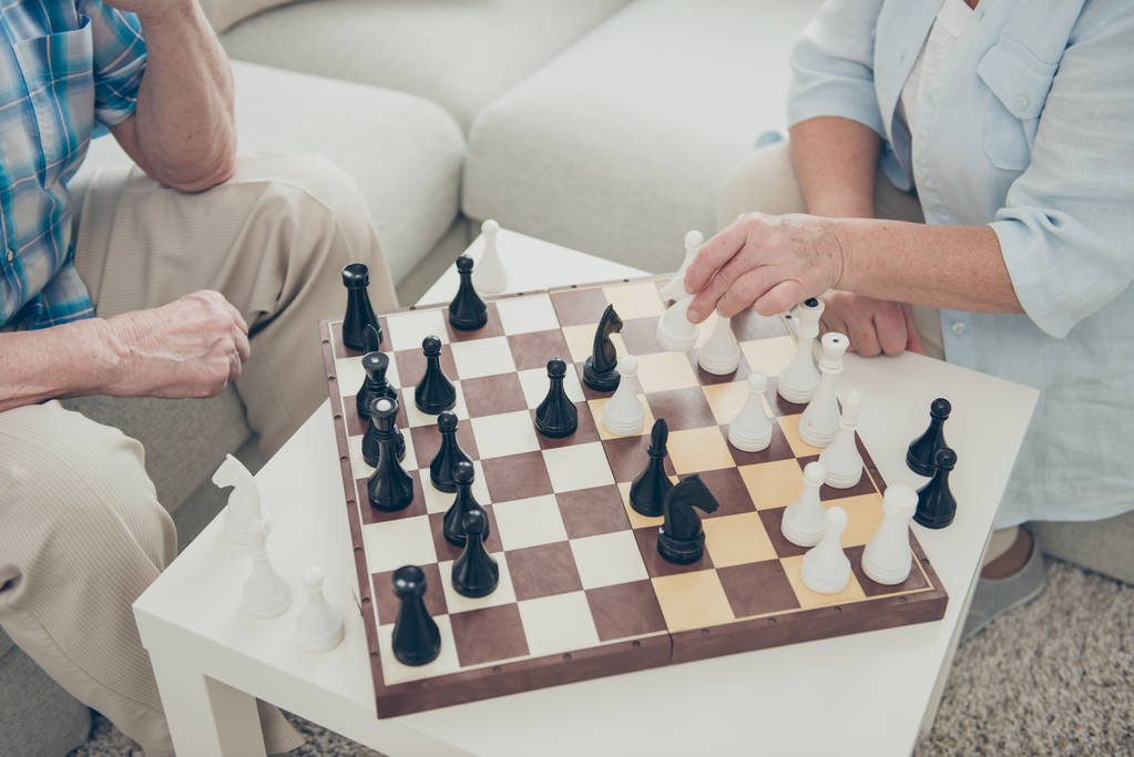 Vágott kilátás az ő ő ő két szép intelligens ember játszik sakk létrehozása Move stratégia győztes amatőr bajnokság világos fehér belső nappali-szoba ház - Fotó, kép
