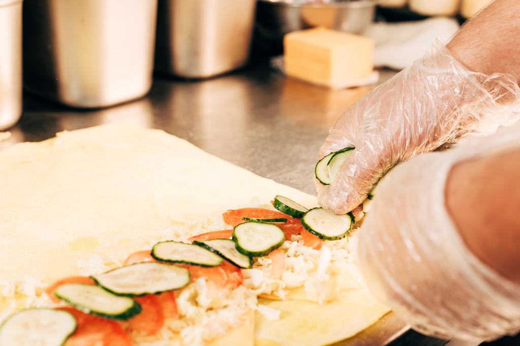 vista parcial de cocinero en guantes preparando doner kebab
 - Foto, imagen