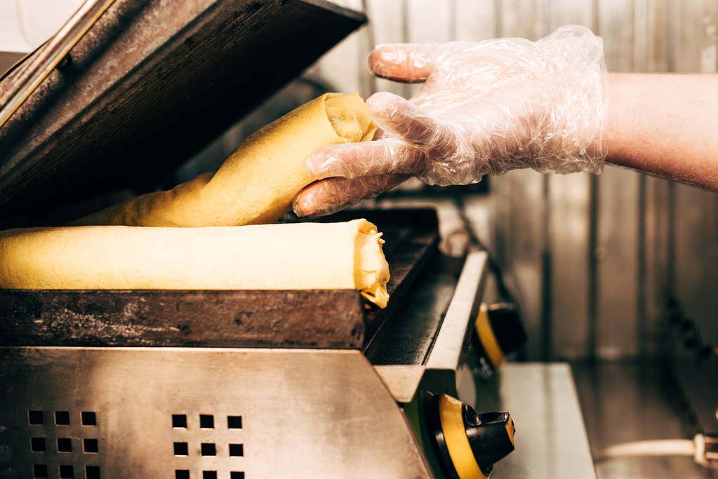 kebap ızgara döner kebap lar hazırlama eldivenaşçı kesilmiş görünümü - Fotoğraf, Görsel