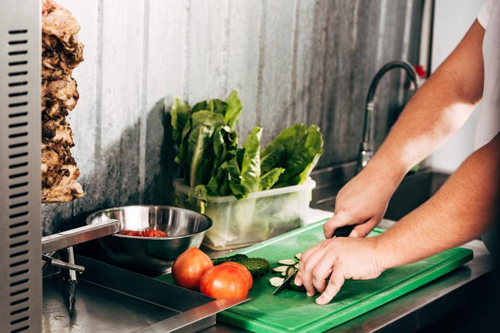 vista ritagliata di cuoco taglio verdure sul posto di lavoro
 - Foto, immagini