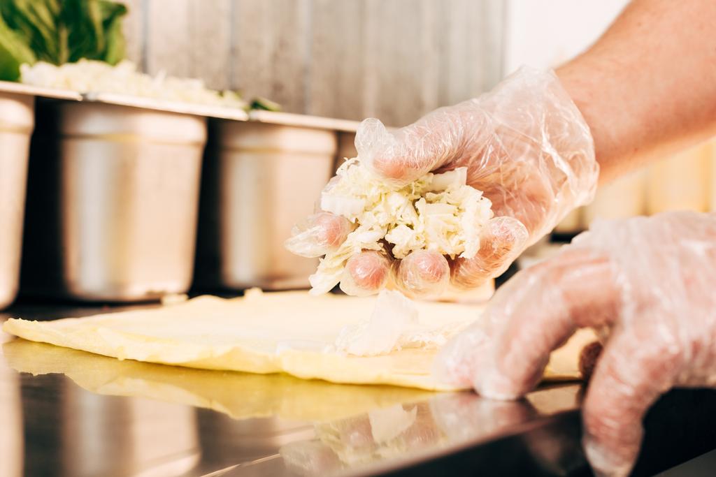 částečný pohled na kuchaře v rukavicích Příprava doneru kebab - Fotografie, Obrázek