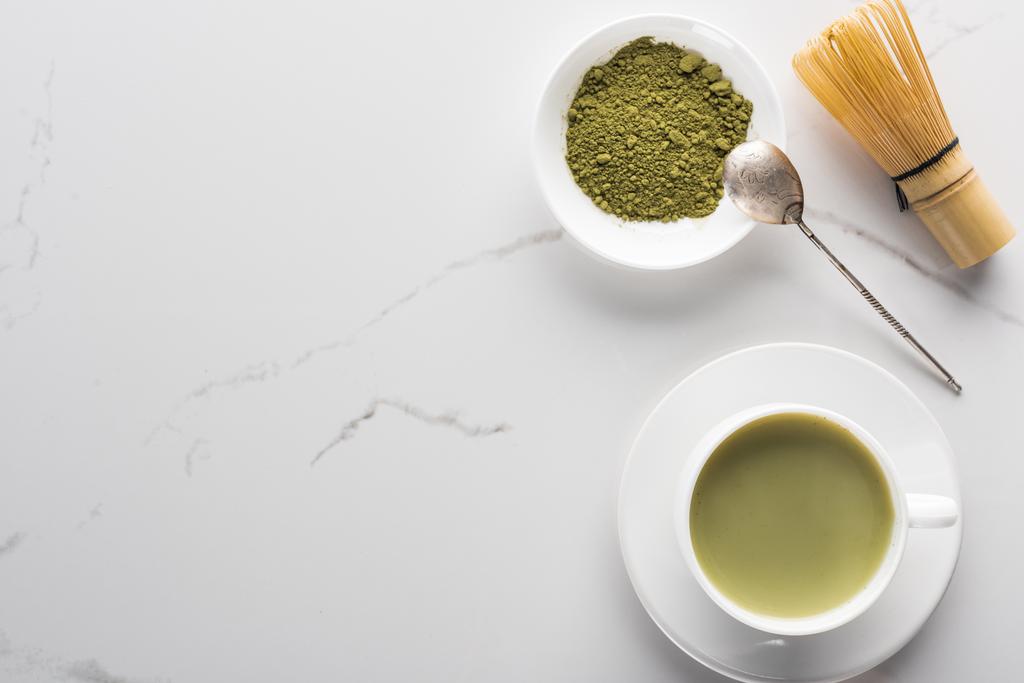 Widok z góry na tradycyjną zieloną herbatę Matcha na białym stole - Zdjęcie, obraz