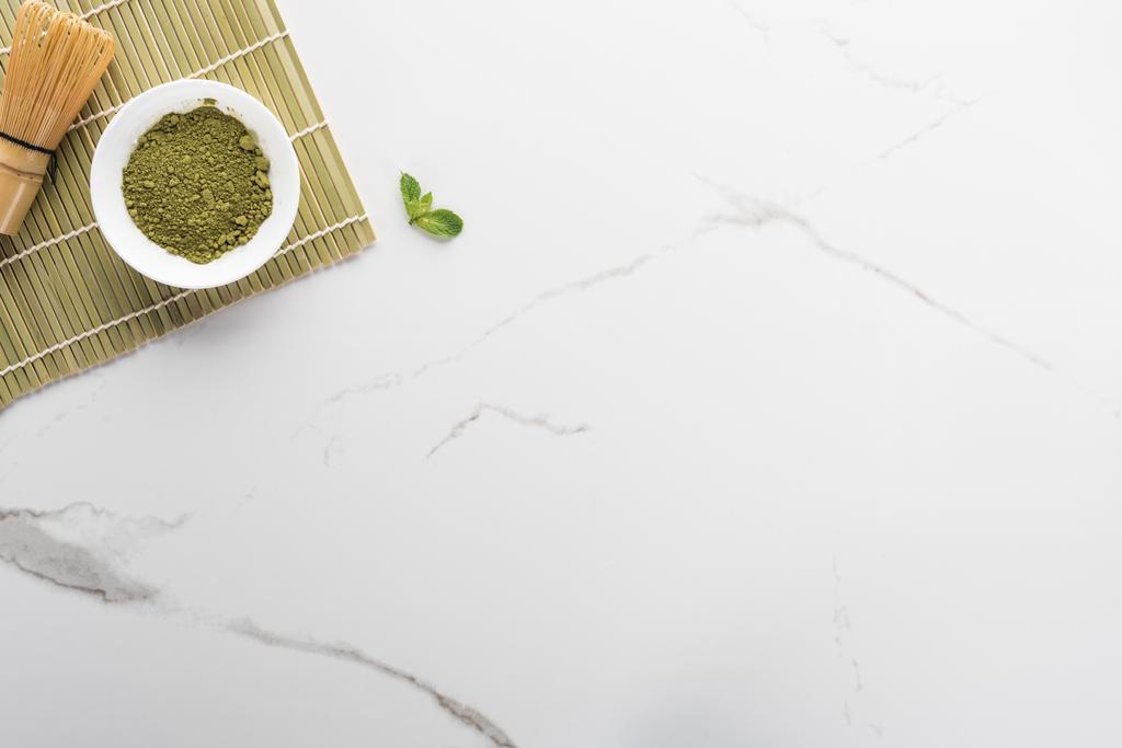 vista superior de polvo de té matcha verde y batidor sobre mesa blanca
 - Foto, Imagen