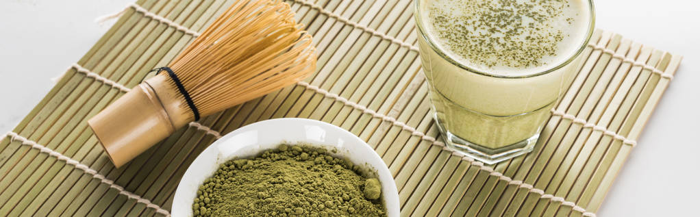 yeşil matcha çay ve bambu mat üzerinde çırpma - Fotoğraf, Görsel