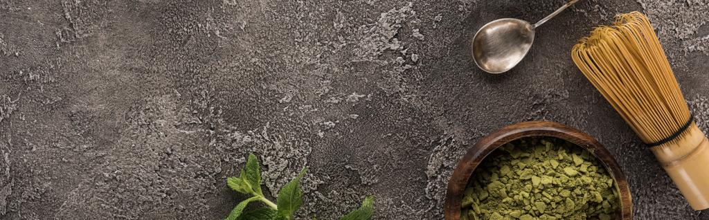 vue du dessus de la poudre de thé vert matcha et fouetter sur une table en pierre sombre
 - Photo, image