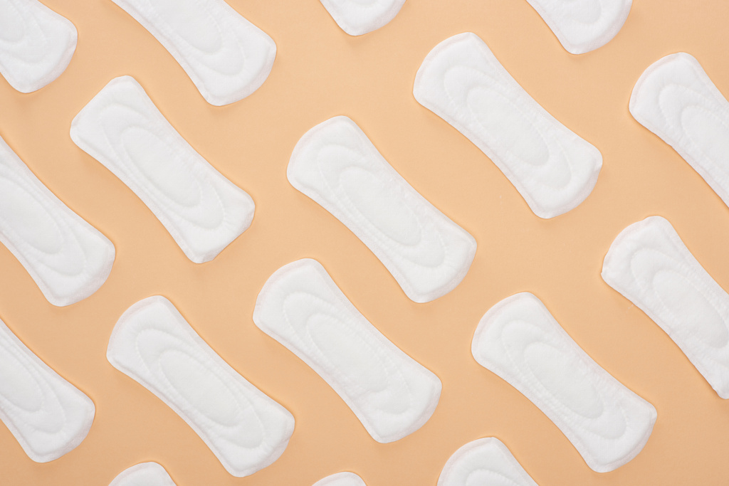 nahtloses Muster mit weißen Baumwollhygienetüchern isoliert auf beige - Foto, Bild