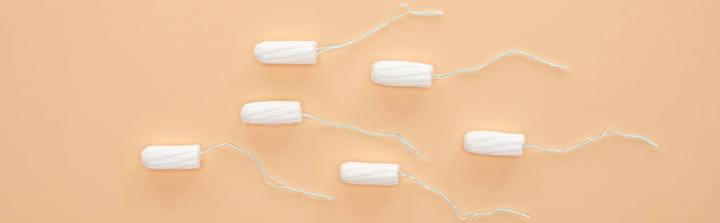 pohled na bílé bavlněné tampóny izolované na béžové, panoramatické výstřelu - Fotografie, Obrázek