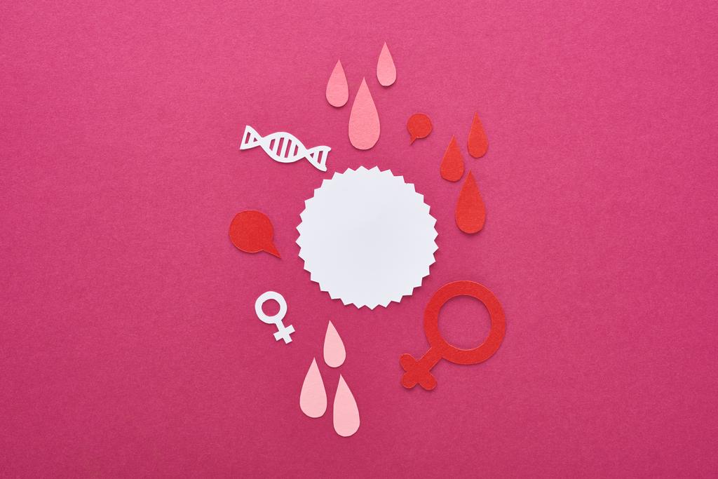 верхний вид бумаги вырезать белый пустой карты с женскими знаками и капли крови на фиолетовом фоне
 - Фото, изображение