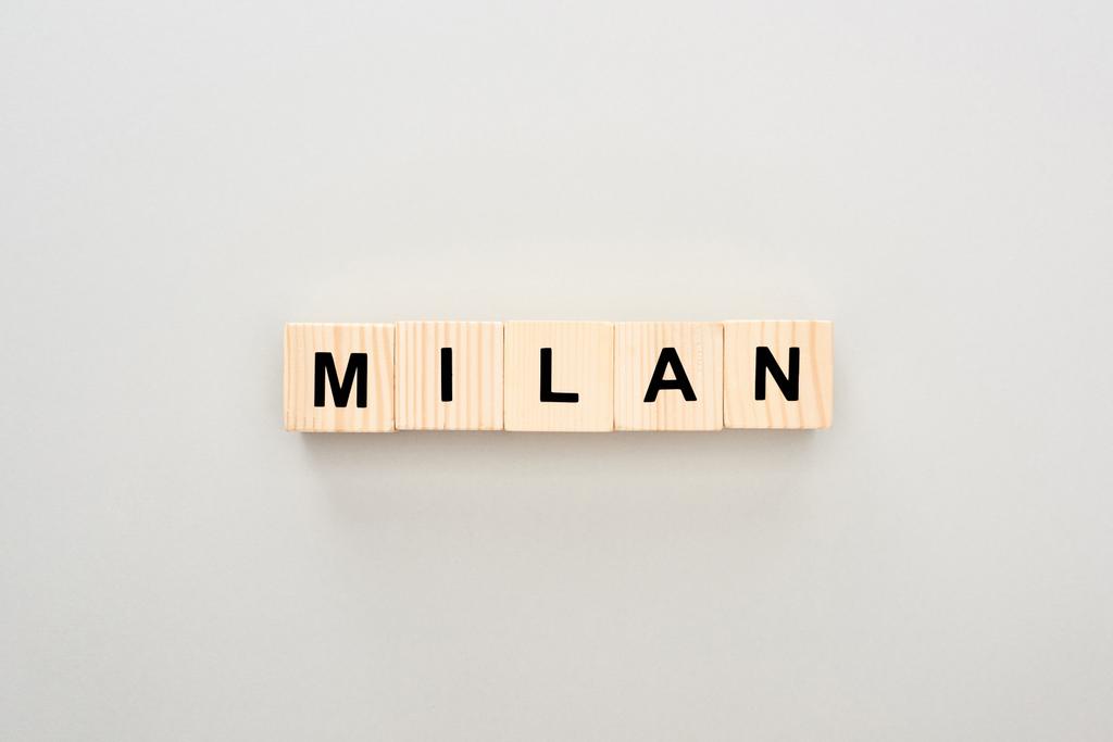 vista superior de blocos de madeira com letras de Milão sobre fundo branco
 - Foto, Imagem