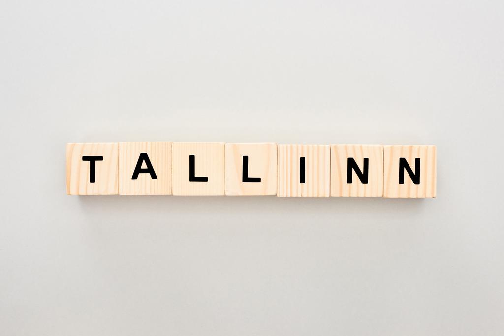 Κορυφαία όψη των ξύλινων μπλοκ με γράμματα Ταλίν σε λευκό φόντο - Φωτογραφία, εικόνα