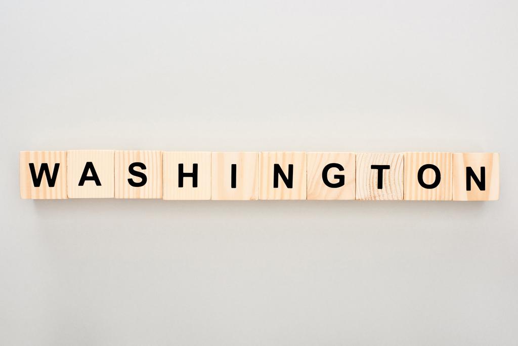 Top uitzicht van houten blokken met Washington belettering op witte achtergrond - Foto, afbeelding