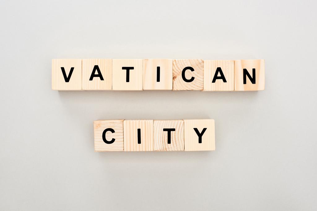beyaz arka plan üzerinde Vatikan City yazı ile ahşap blokların üst görünümü - Fotoğraf, Görsel