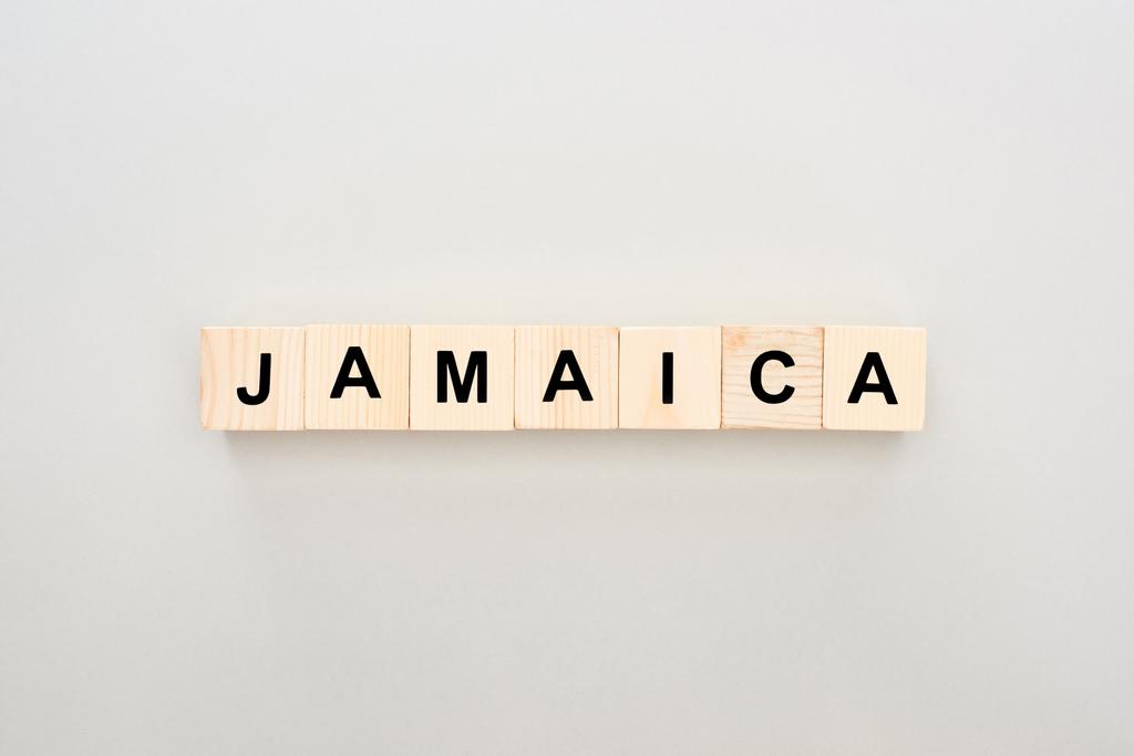 vue de dessus des blocs de bois avec lettrage Jamaïque sur fond blanc
 - Photo, image