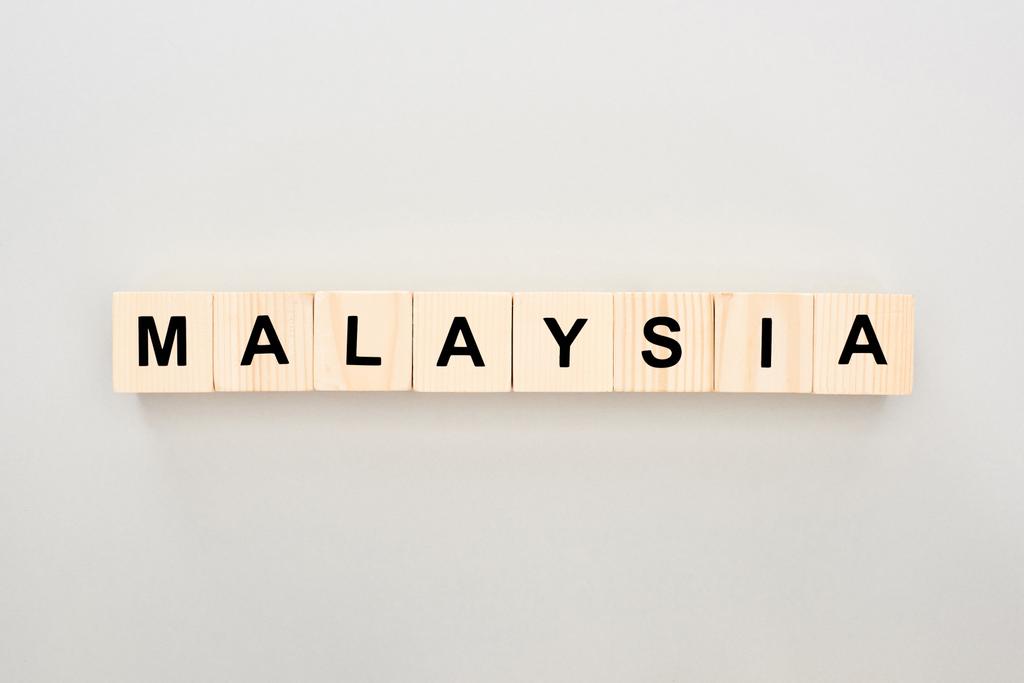 vista superior de bloques de madera con letras de Malasia sobre fondo blanco
 - Foto, imagen