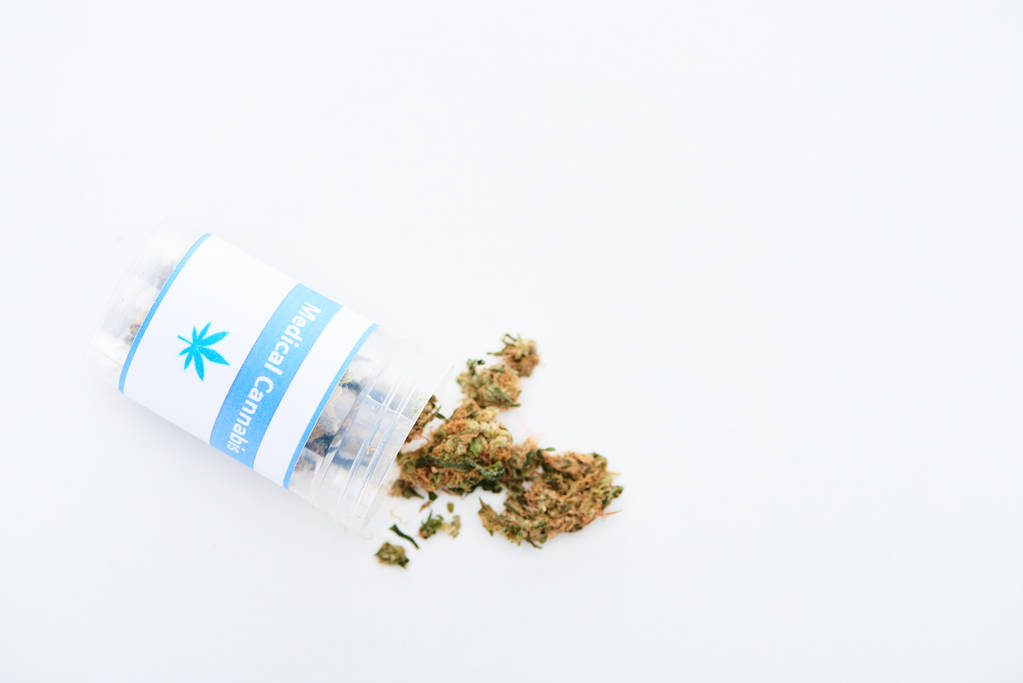 botella con cannabis medicinal sobre fondo blanco
 - Foto, imagen