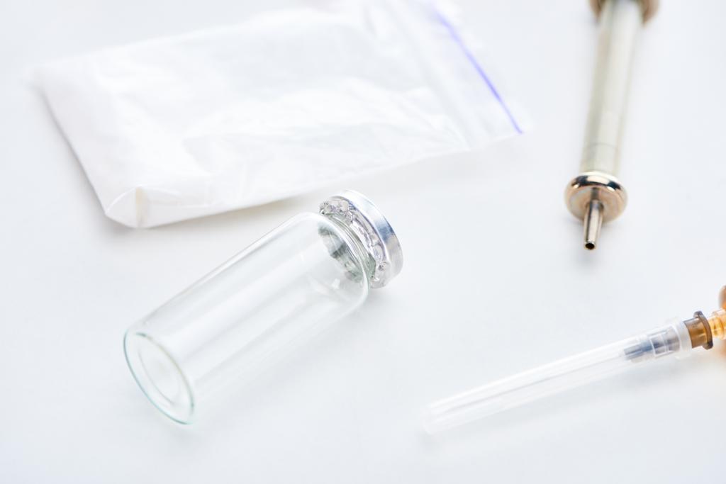 vue rapprochée de l'ampoule, des seringues et de l'héroïne sur fond blanc
 - Photo, image