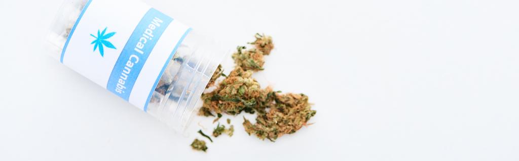 Flasche mit medizinischem natürlichem Cannabis auf weißem Hintergrund, Panoramaaufnahme - Foto, Bild