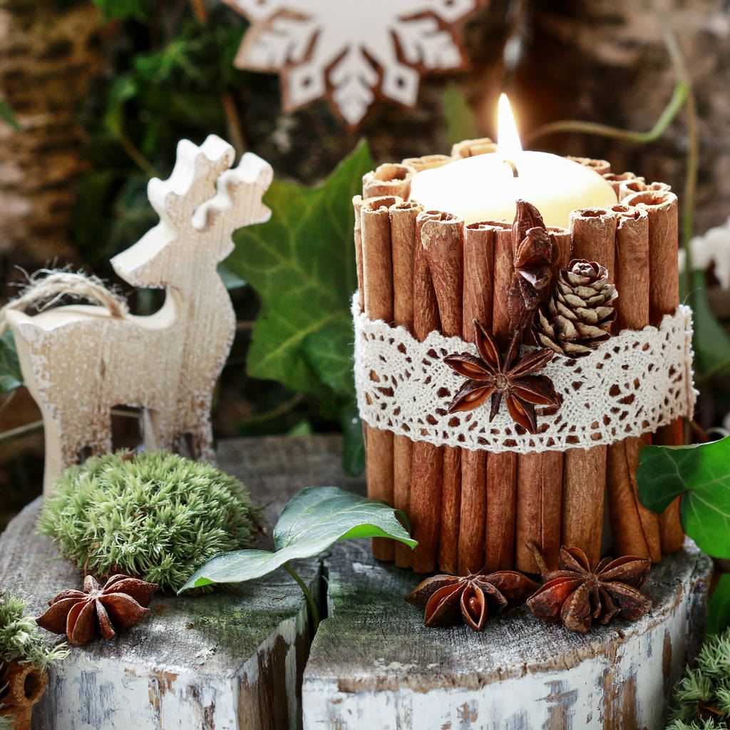 Κερί διακοσμημένο με ξυλάκια κανέλας, βρύα, φύλλα Άιβι και ξύλο - Φωτογραφία, εικόνα