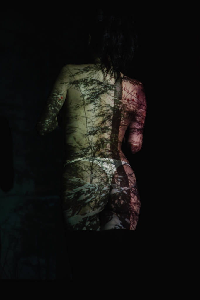 visão traseira da menina com sombras no corpo em preto
  - Foto, Imagem