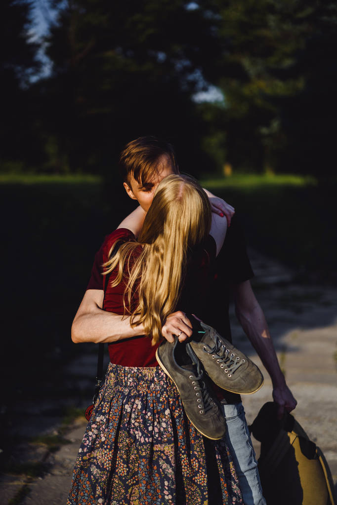 jovem casal apaixonado, caminha, abraços, beijos, casal feliz de adolescentes
. - Foto, Imagem