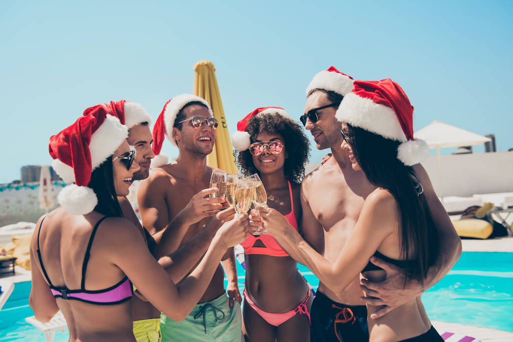 Six amis multiethniques clink lunettes célébrant le nouvel an à exotique bali resort
 - Photo, image