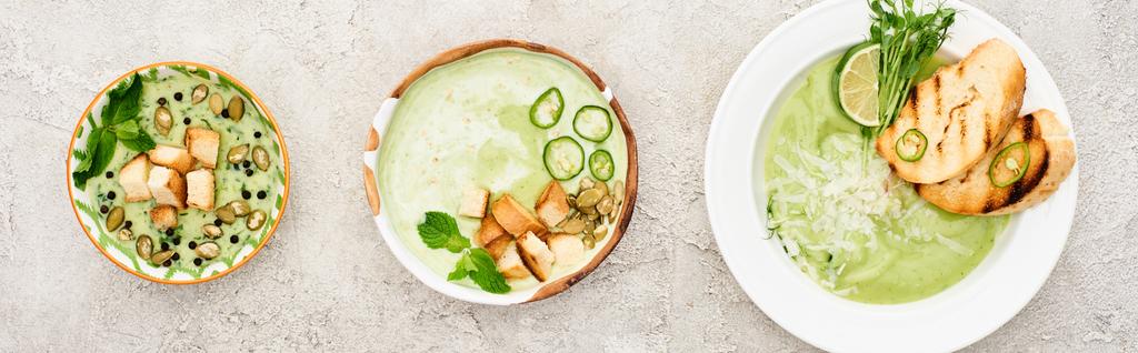 tumbado plano con deliciosa sopa verde cremosa servida con croutons, tiro panorámico
 - Foto, imagen