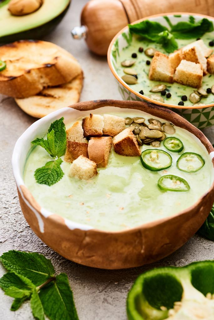 サクサクしたクルトンとおいしい緑野菜クリーミーなスープのボウル - 写真・画像