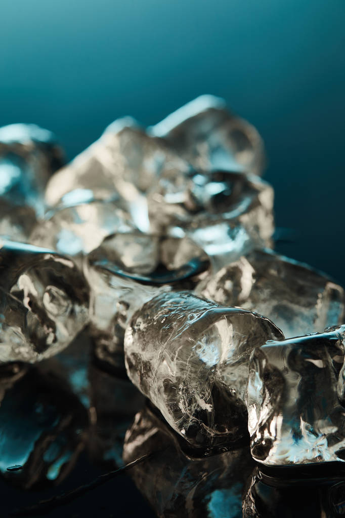 close up view of clear ice cubes on emerald background - Photo, Image