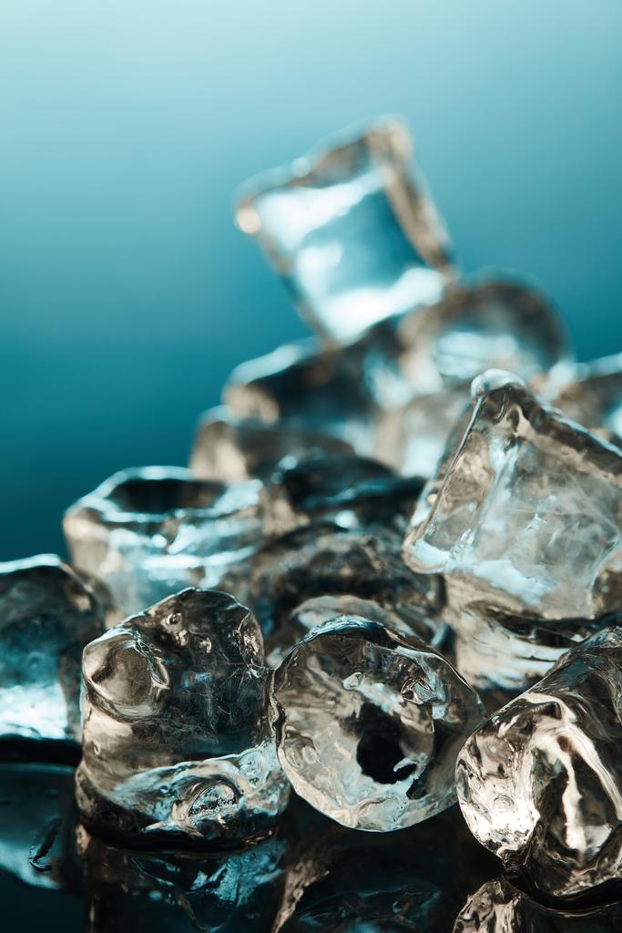 foco seletivo de cubos de gelo transparentes em fundo esmeralda
 - Foto, Imagem