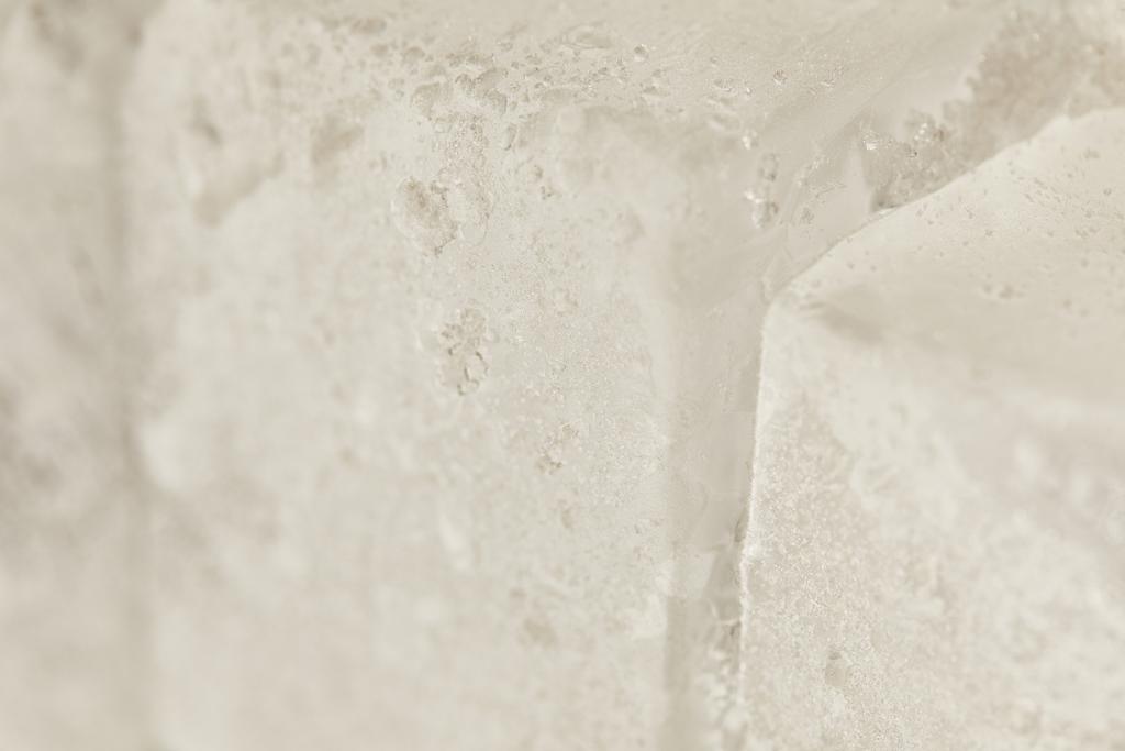 közelről kilátás fagyasztott friss textúrázott jégkocka - Fotó, kép