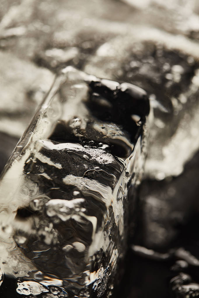 közelről kilátás-ból átlátszó nedves szövet jégkocka-ra fekete háttér - Fotó, kép