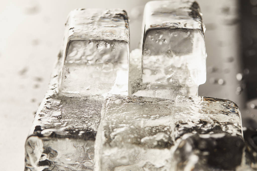 close-upweergave van transparante natte ijsblokjes - Foto, afbeelding