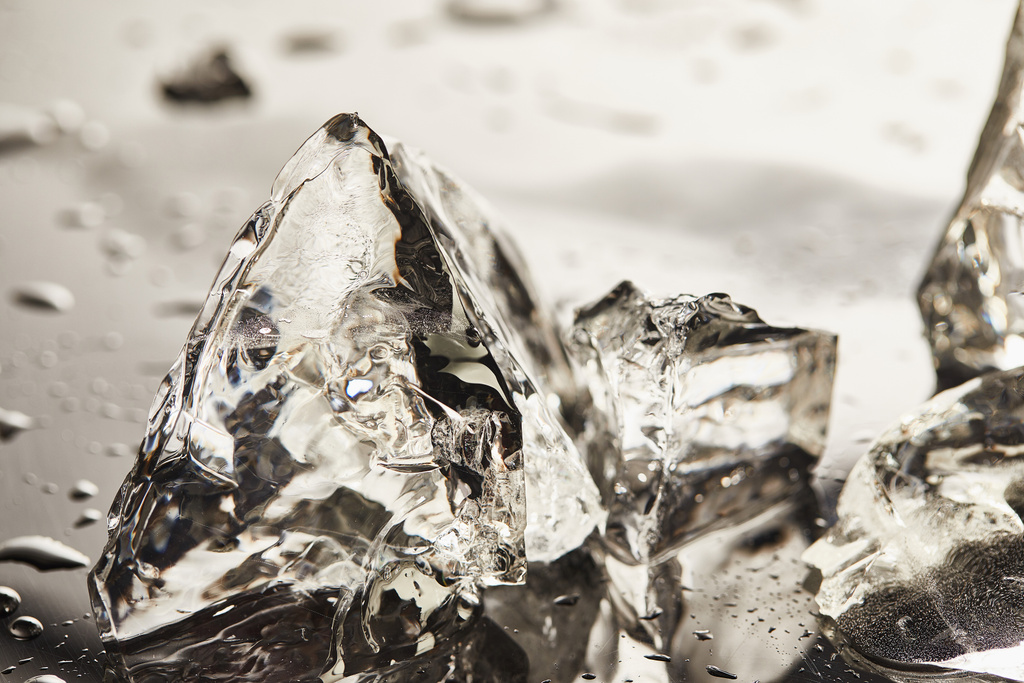 滴で純粋な溶ける氷の立方体のクローズアップビュー - 写真・画像