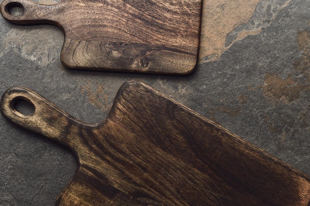 vista superior de tablas de cortar de madera marrón sobre fondo gris envejecido
 - Foto, Imagen