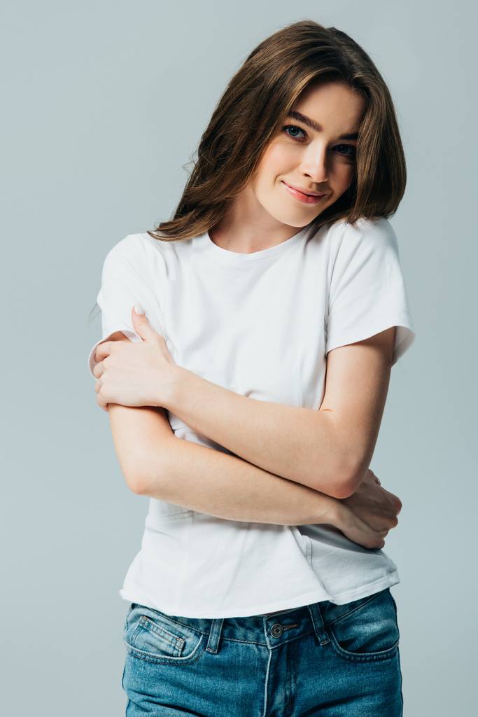 улыбающаяся красивая девушка в белой футболке, изолированная на сером
 - Фото, изображение