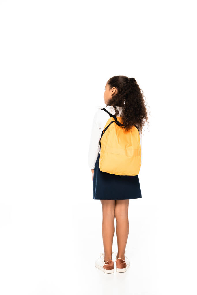 takaisin näkymä afrikkalainen amerikkalainen koulutyttö keltainen reppu valkoisella taustalla
 - Valokuva, kuva