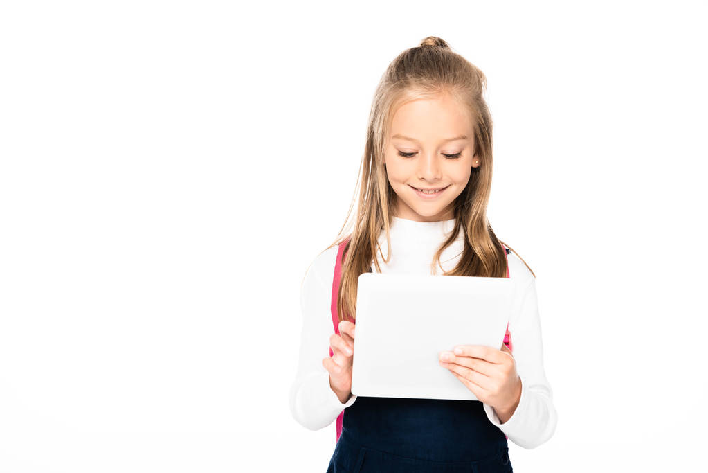 söpö koulutyttö hymyilee käyttäessään digitaalinen tabletti eristetty valkoinen
 - Valokuva, kuva