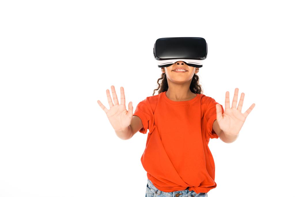 Veselé africké americké dítě, které používá náhlavní soupravu pro virtuální realitu izolovanou na bílém - Fotografie, Obrázek