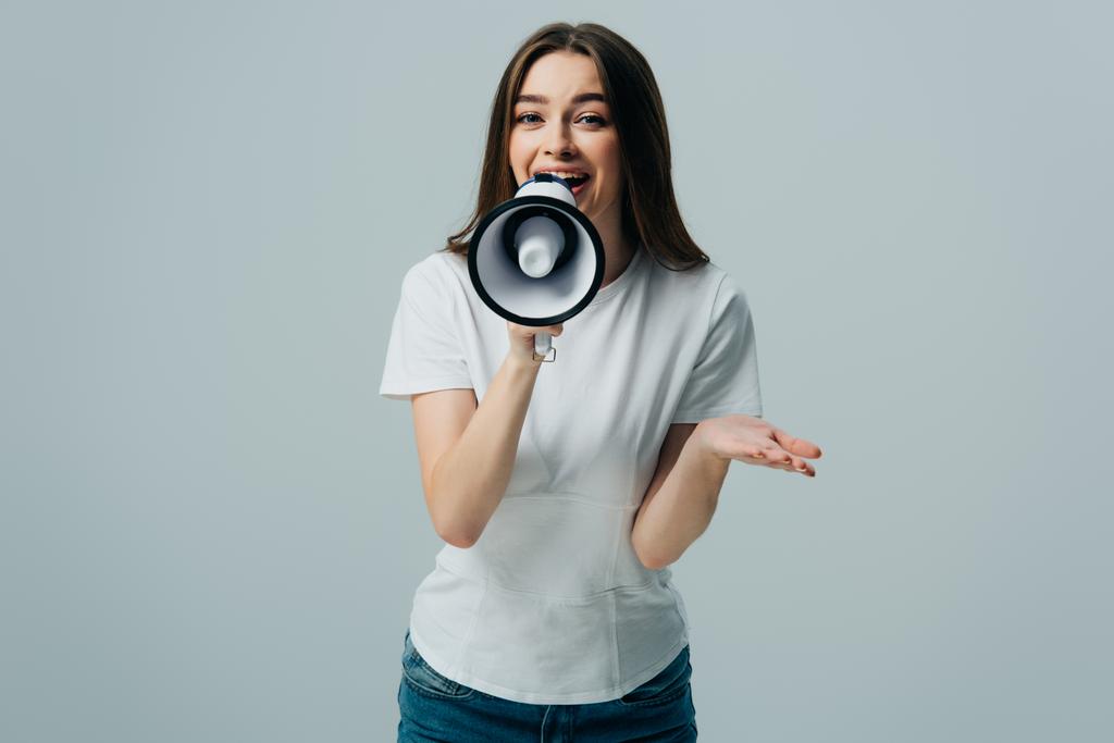 молода красива жінка розмовляє в мегафоні ізольована на сірому
 - Фото, зображення
