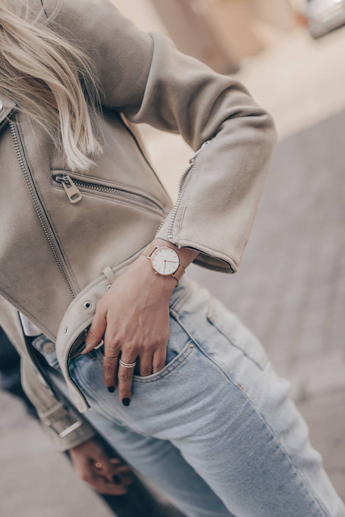 Mode gouden horloge op vrouw hand - Foto, afbeelding