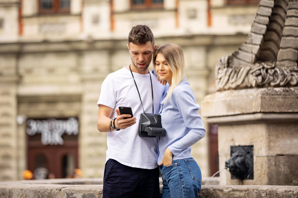 Utazás selfie pár fotózás a telefonnal a történelmi város. Európa nyári vakáció mosolyogva a fiatalok. Hátizsákkal közúti utazás. Felsőbb.  - Fotó, kép