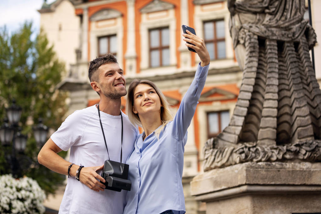 Seyahat selfie çift tarihi şehirde telefon ile fotoğraf çekmek. Avrupa yaz tatili gençler gülümsüyor. Sırt çantasıyla yolculuk. Yüksek Çözünürlük.  - Fotoğraf, Görsel