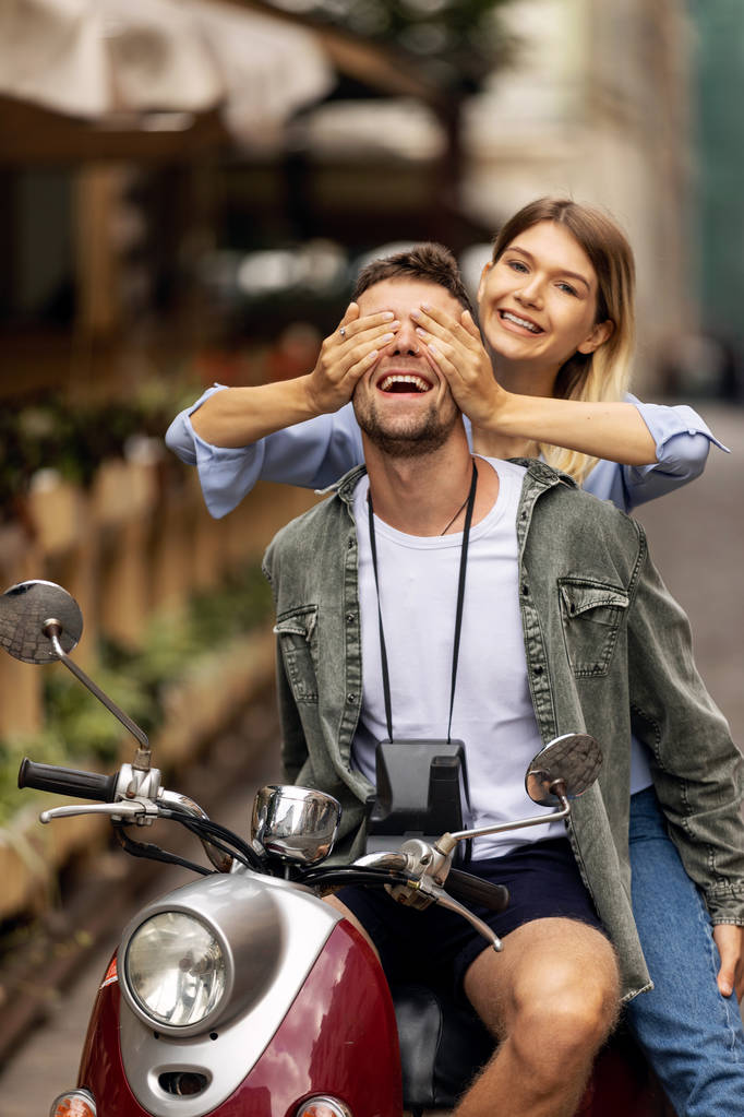 glückliches Touristenpaar mit Motorroller durch die Stadt - Wanderfreunde haben Spaß auf Roadtrip in der Stadt - Reisekonzept mit erwachsenen Menschen auf Weltreise - Warmfilter - Foto, Bild