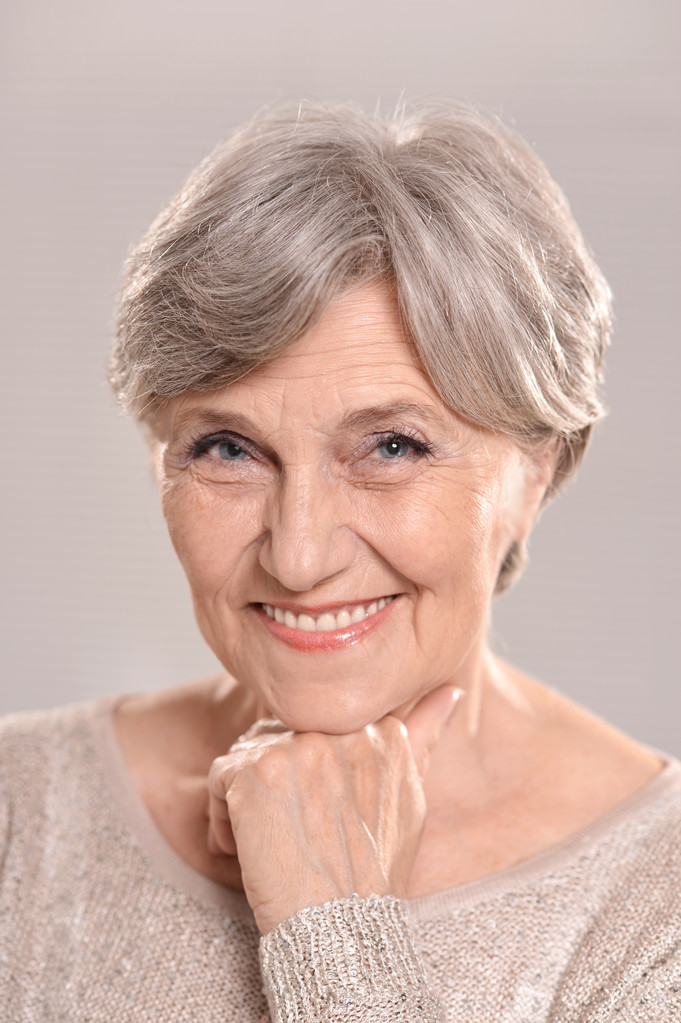 femme âgée en studio
 - Photo, image
