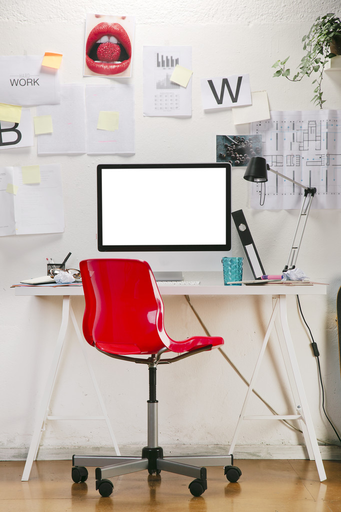 moderní kreativní pracovní prostor s počítačem a červené křeslo. - Fotografie, Obrázek