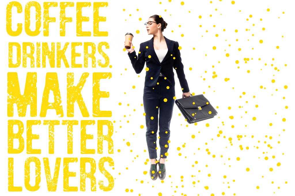 молодая деловая женщина, держащая портфель и кофе, чтобы подойти к кофе пьет сделать лучше любовников надпись изолированы на белом
 - Фото, изображение