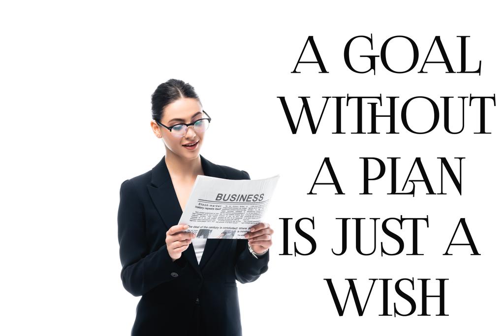 junge Geschäftsfrau Zeitung lesen in der Nähe eines Ziels ohne Plan ist nur ein Wunsch Inschrift isoliert auf weiß - Foto, Bild